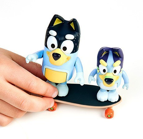 Bluey Figurki 2pak Jazda na deskorolce Bluey Figurki 2pak Jazda na deskorolce